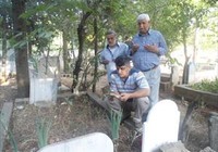 Kahtalı Mıçı, Babalar Günü'nde babasının mezarını ziyaret etti