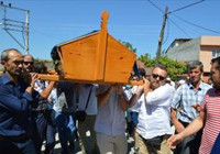Ünlü oyuncu annesini son yolculuğuna uğurladı 