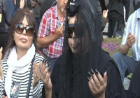 Bülent Ersoy, yakın dostunun mezarı başında gözyaşı döktü