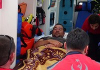 Üzerine motosiklet devrilen Ata Demirer, bacağından yaralandı