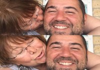 Annesi öpücüklere boğdu
