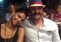 Eşiyle birlikte nişana katıldı