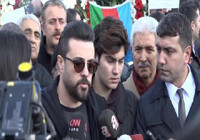 Sanatçılar Şehitler Tepesi'ne karanfil bırakarak dua etti