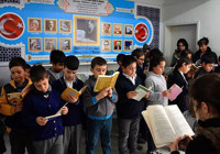 Veli ve öğrencileri okulda buluşturan proje 'Koridor Kütüphanesi'