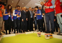 Bakan Bak robotlarla futbol oynadı