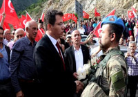 Kahraman askerler güllerle, dualarla karşılandı