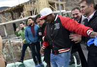 Trabzonsporlu futbolcuların cam seyir terasındaki zor anları