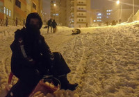 Poşetini alan geldi, karda doyasıya eğlendi 