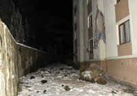 Dev kayalar apartmanın üzerine düştü 