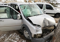 Aracın üzerine kaya düştü: 4 yaralı 