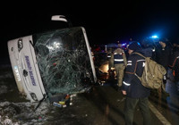 Yolcu otobüsü devrildi: 2 ölü, 35 yaralı 