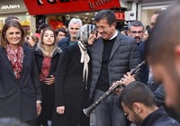 Zeybekci’den sokak konseri