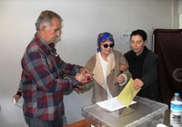 Fatma Girik hasta yatağından kalkıp sandık başına gitti