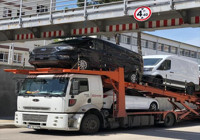 Tırın taşıdığı minibüs üst geçide takıldı 