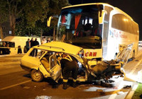 Otobüs otomobile çarptı: 3 ölü