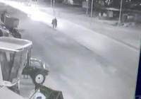 Otomobil yolda yürüyen 4 kişiye çarptı