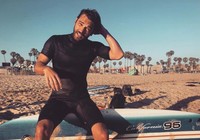 Ünlü oyuncu fit görüntüsüyle dikkat çekti