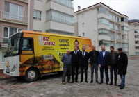 Muhtar adayı oğluna böyle destek oluyor