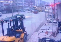 Otomobile bağlanan köpek yolda sürüklendi