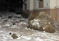 Dev kayalar apartmanın üzerine düştü