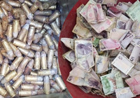 Çöp evden, çok sayıda mermi ve para çıktı
