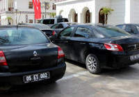 Belediye başkanı birim müdürlerinin makam araçlarını kaldırdı