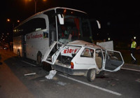 Yolcu otobüsü otomobile çarptı: 3 ölü