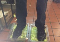 Burger King çalışanının iğrenç davranışı!