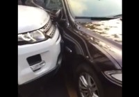 Range Rover'la Jaguar'ı ezdi