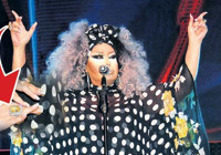 Parmağında helikopter taşıyor