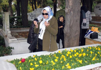 Sevenleri Kemal Sunal’ın mezarını ziyaret etti