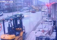 Otomobile bağlanan köpek yolda sürüklendi