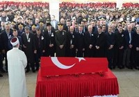 Bu kareye yürek dayanmaz! Babasını oyuncağıyla uğurladı
