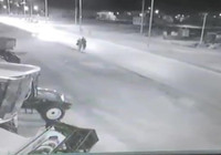 Otomobil yolda yürüyen 4 kişiye çarptı 