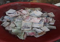 Çöp evden, çok sayıda mermi ve para çıktı