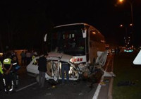 Yolcu otobüsü otomobile çarptı: 3 ölü