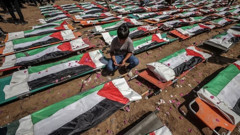 Gazze'de enkazdan çıkarılan 112 Filistinli son yolculuğuna uğurlandı