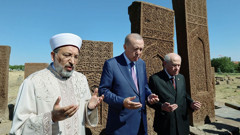 Cumhurbaşkanı Erdoğan, Selçuklu Meydan Mezarlığı'nı ziyaret etti