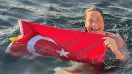 Türk kadını rekor kırdı! 45 kilometrelik zorlu parkurda 14 saat yüzdü