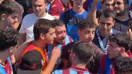 Salah'ı karşılamaya giden Galatasaraylı taraftarı pişman ettiler! Formayı çıkarmak zorunda kaldı
