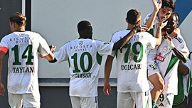 Çaykur Rizespor, 10 kişi kalmasına rağmen kazandı