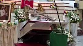Ekvador'da canlı yayında ölümcül kaza: Haç rahibin üzerine düştü
