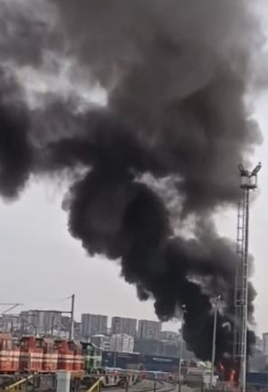 Küçükçekmece'de TIR'ın dorsesi alev alev yandı - Resim: 3