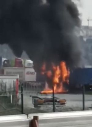 Küçükçekmece'de TIR'ın dorsesi alev alev yandı - Resim: 1