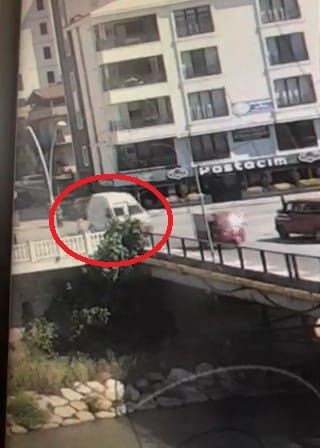 Minibüse çarpan motosikletin sürücüsü yaralandı; kaza anı kamerada - Resim: 3