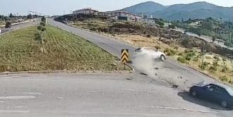 2 otomobilin karıştığı kazada 1'i çocuk 5 kişi yaralandı - Resim: 2