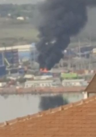 Küçükçekmece'de TIR'ın dorsesi alev alev yandı - Resim: 2