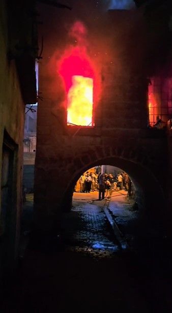 Annesi ve eşi içerideyken evi ateşe verip kapıyı kilitledi - Resim: 1