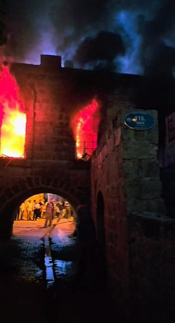 Annesi ve eşi içerideyken evi ateşe verip kapıyı kilitledi - Resim: 2