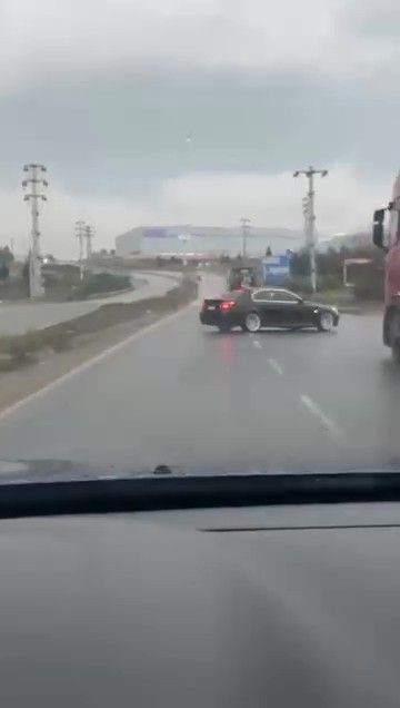 Yağışlı yolda makas atan otomobil tepetaklak oldu - Resim: 3